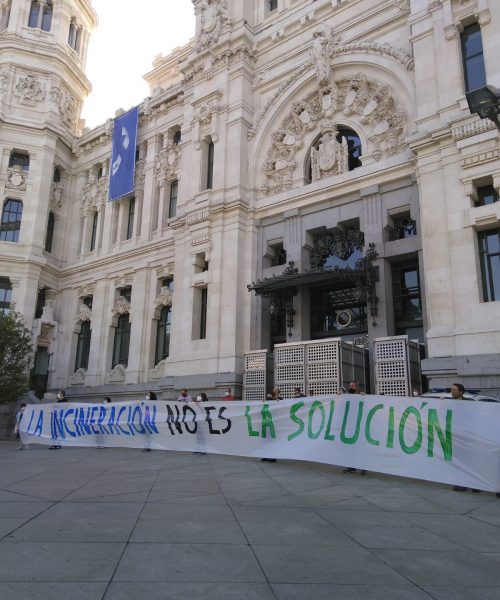 Pancarta desplegada ante el Ayuntamiento de Madrid.